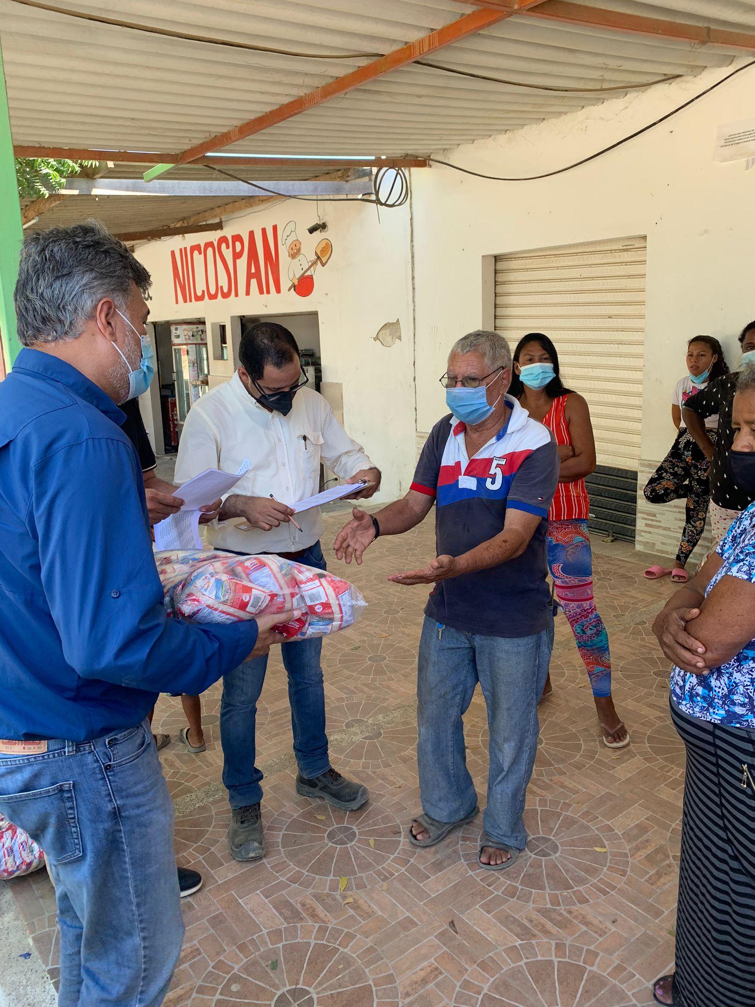 Luis Santana entregando ayudas a la comunidad