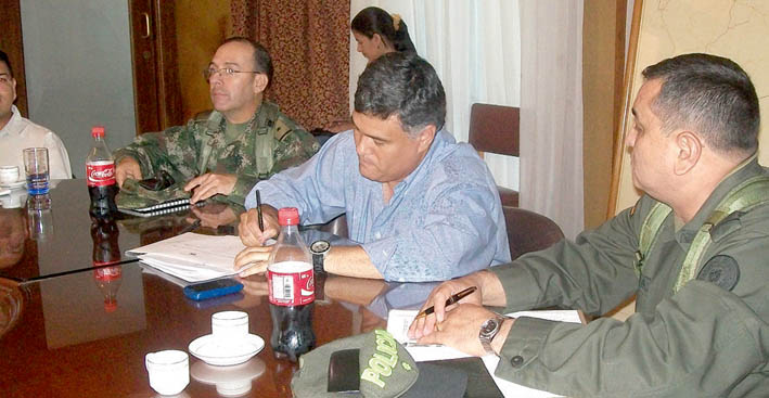 Luis Santana en reunión con autoridades